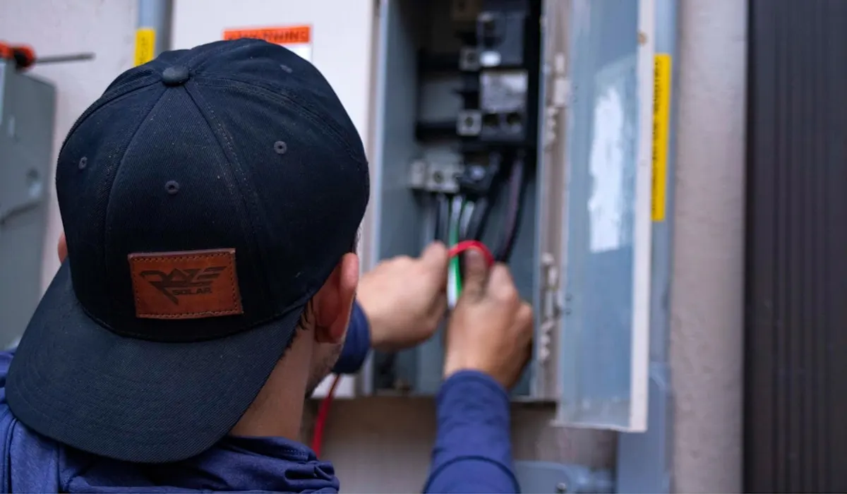 Électricien professionnel au travail