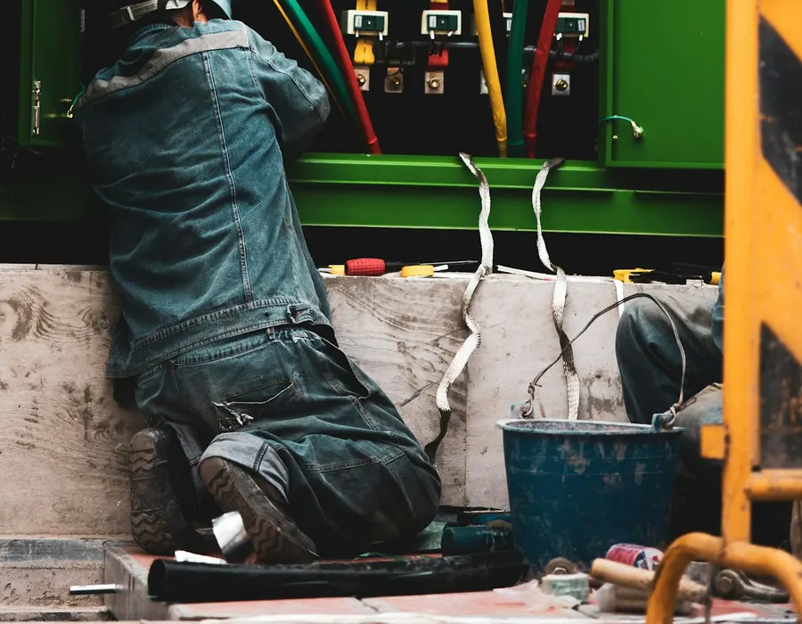 Électricien professionnel au travail