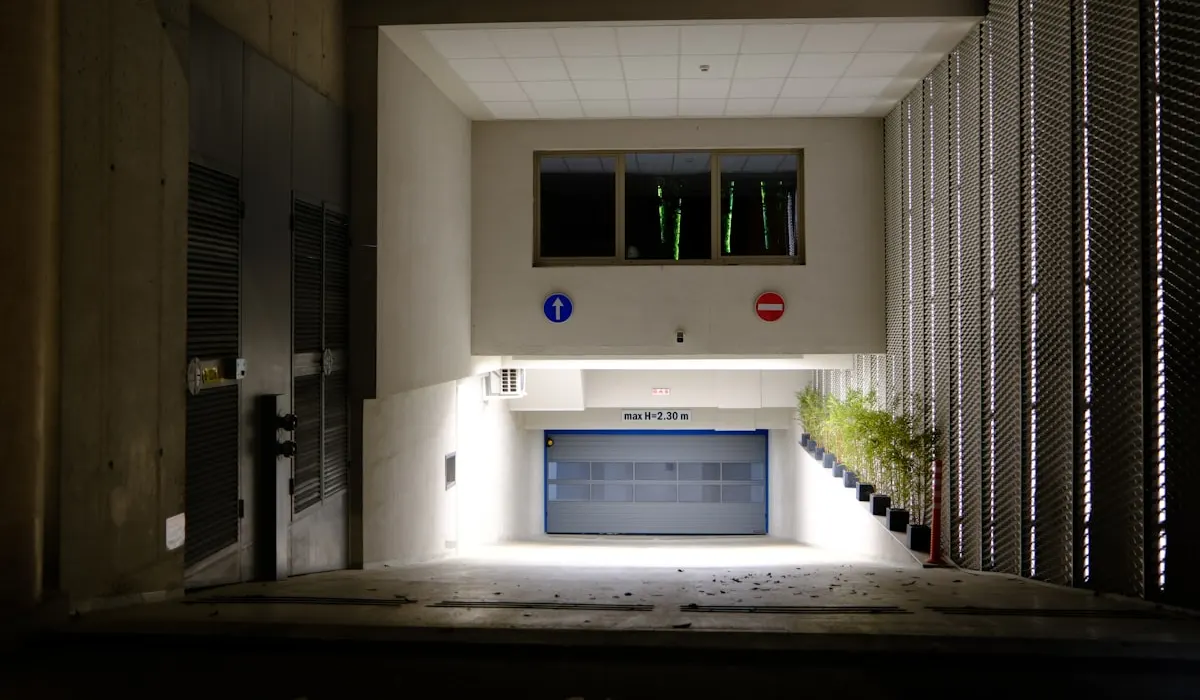 Portail automatique et parking moderne