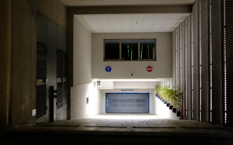 Portail automatique et parking moderne